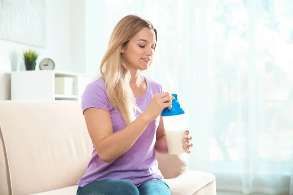 Mujer Joven Con Botella Batido Proteínas Casa —  Fotos de Stock