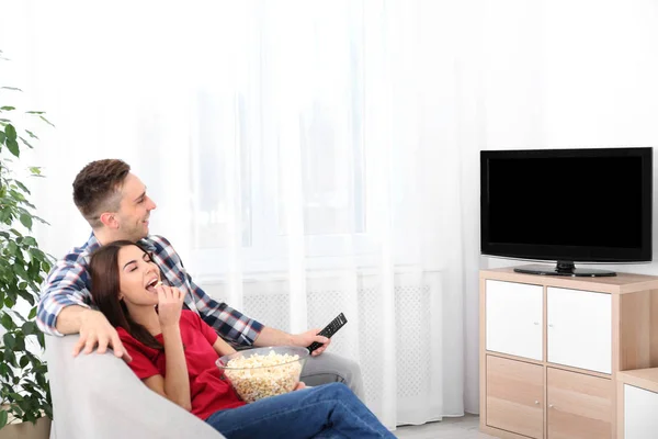 自宅のソファーでテレビを見て若いカップル — ストック写真