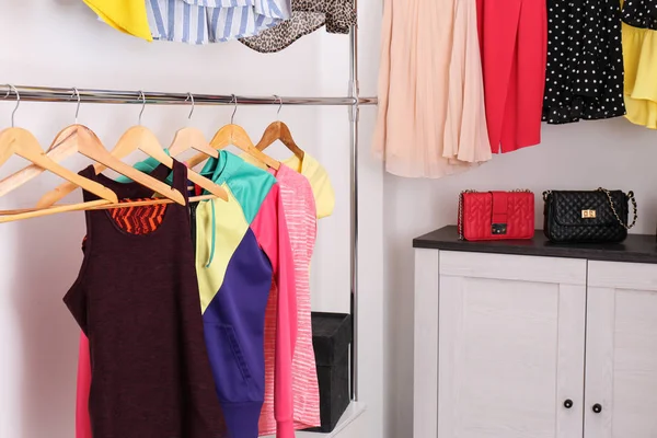 Vestidor Moderno Con Diferentes Prendas Accesorios Elegantes — Foto de Stock