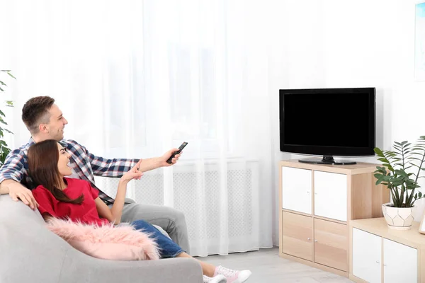 Junges Paar Vor Dem Fernseher Auf Dem Sofa Hause — Stockfoto