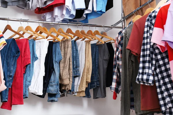 Moderne Kleedkamer Met Verschillende Stijlvolle Kleding — Stockfoto