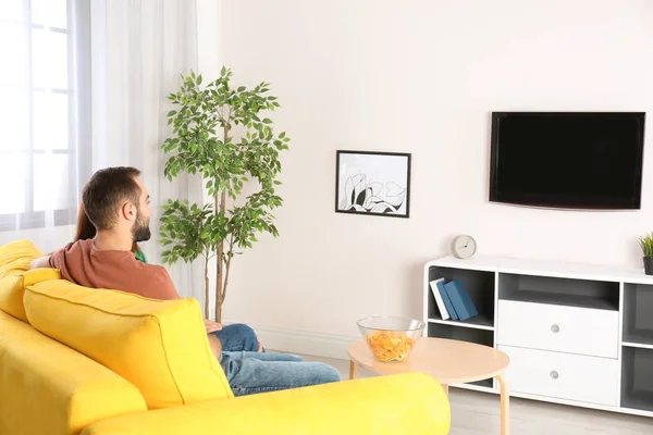 Giovane Coppia Guardando Sul Divano Casa — Foto Stock