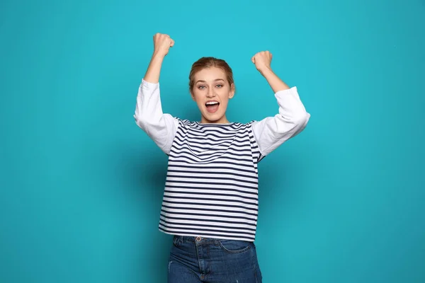 Jovem Feliz Celebrando Vitória Fundo Cor — Fotografia de Stock