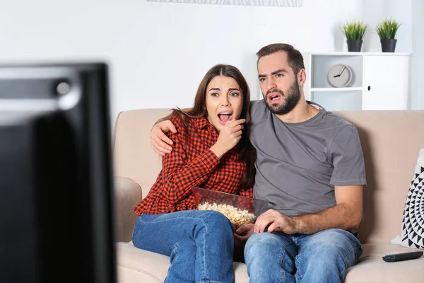 Jovem Casal Assistindo Sofá Casa — Fotografia de Stock