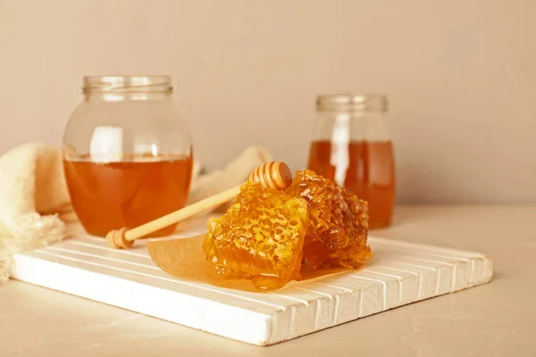 Samenstelling Met Lekkere Honing Kammen Tafel — Stockfoto