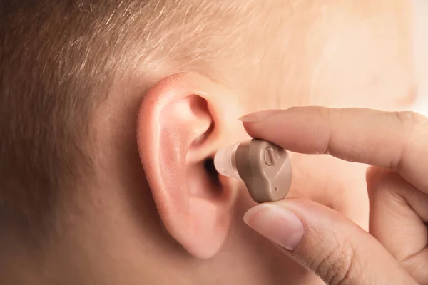 Médico Poniendo Audífono Oído Del Paciente Primer Plano —  Fotos de Stock