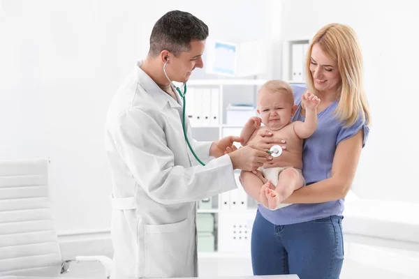 Man Met Zijn Baby Bezoekende Kinder Arts Het Ziekenhuis — Stockfoto