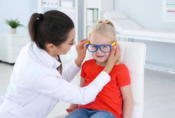 Barnens Läkare Att Sätta Glasögon Liten Flicka Kliniken — Stockfoto