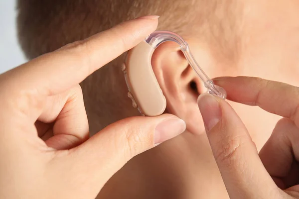 Médico Poniendo Audífono Oído Del Paciente Primer Plano —  Fotos de Stock