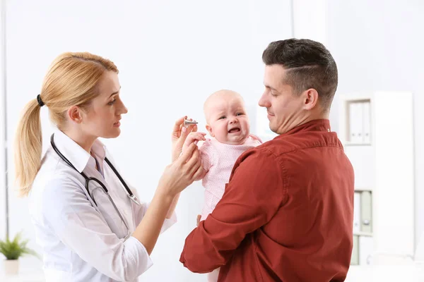 Man Met Zijn Baby Bezoekende Kinder Arts Het Ziekenhuis — Stockfoto