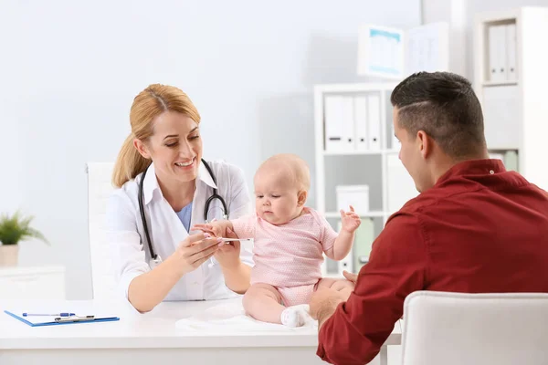 Hombre Con Bebé Visitando Médico Los Niños Hospital —  Fotos de Stock