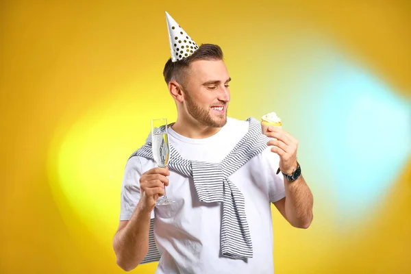 Retrato Hombre Feliz Con Champán Copa Sabroso Cupcake Sobre Fondo — Foto de Stock