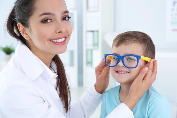 Barnens Läkare Att Sätta Glasögon Liten Pojke Klinik — Stockfoto