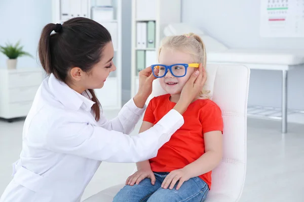 Kinderarzt Setzt Brille Auf Kleinem Mädchen Klinik — Stockfoto