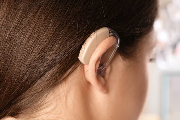 補聴器 クローズ アップ ビューを持つ若い女性 — ストック写真