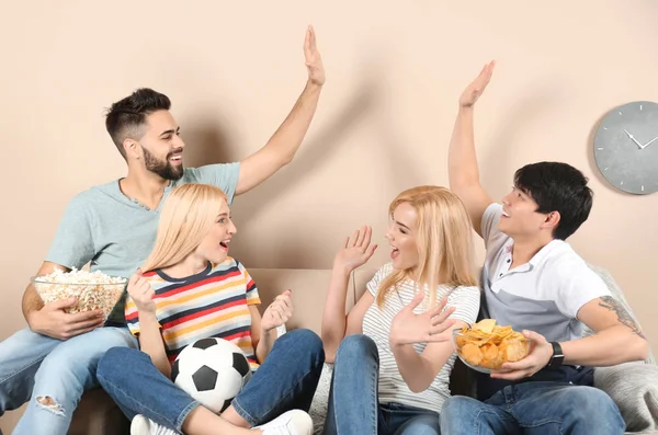 Unga Vänner Med Snacks Soffan Hemma — Stockfoto