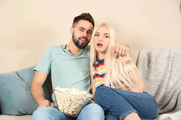 Młoda Para Miskę Popcornem Oglądania Telewizji Kanapie Domu — Zdjęcie stockowe