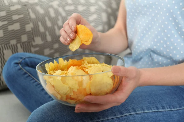 Vrouw Chips Eten Tijdens Het Televisiekijken Close Weergave — Stockfoto