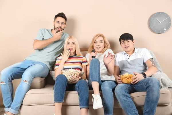 Young Friends Snacks Watching Sofa Home — Stock Photo, Image