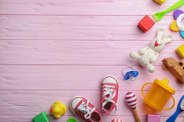 Composizione Posa Piatta Con Accessori Bambini Giocattoli Sfondo Legno Colori — Foto Stock