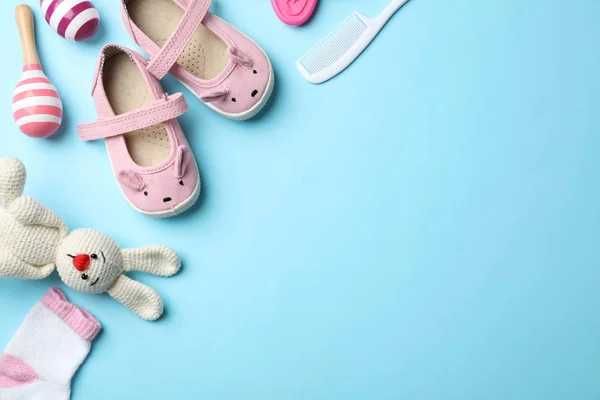 Lägenheten Låg Sammansättning Med Babyartiklar Och Leksaker Färgbakgrund Utrymme För — Stockfoto