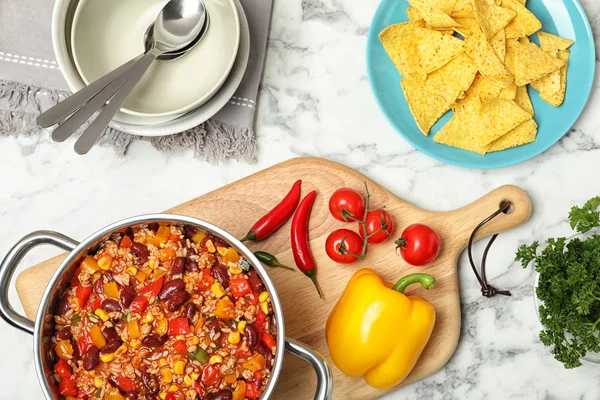 Delicioso Chili Con Carne Servido Mesa Mármore Flat Lay — Fotografia de Stock