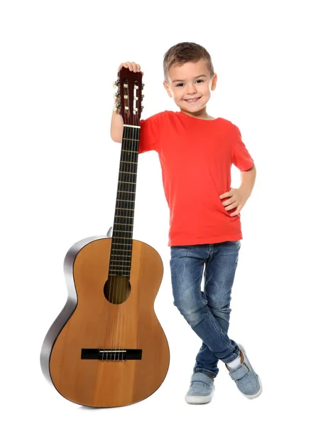 Liten Pojke Med Akustisk Gitarr Vit Bakgrund — Stockfoto