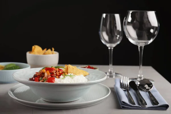 Saboroso Chili Con Carne Servido Com Arroz Mesa Cinza Jantar — Fotografia de Stock