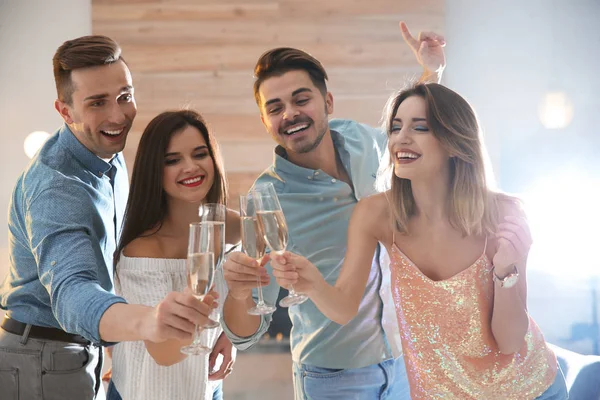 Amigos Batendo Copos Com Champanhe Festa Dentro Casa — Fotografia de Stock