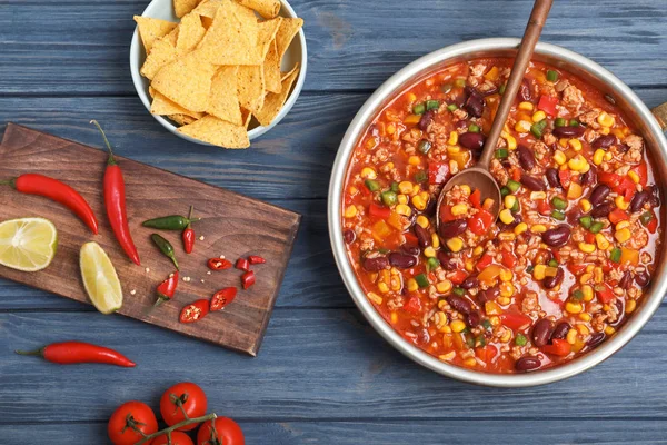 Delicioso Chili Con Carne Servido Mesa Madeira Flat Lay — Fotografia de Stock