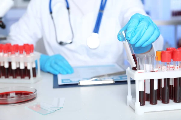 Trabajador Laboratorio Tomando Tubo Ensayo Con Muestra Estante Mesa Primer — Foto de Stock