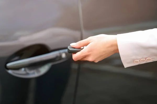 Vista Primer Plano Mujer Que Abre Puerta Del Coche Con — Foto de Stock