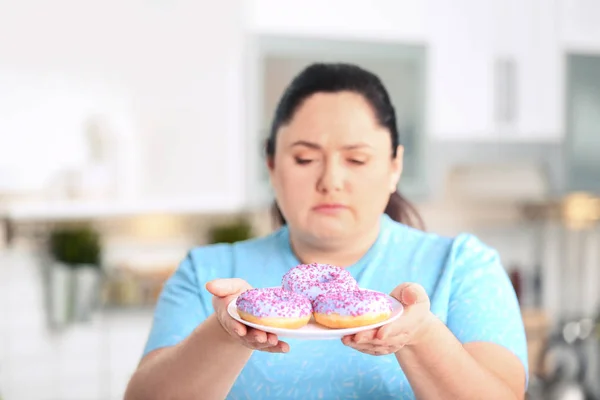 Smutné Obézní Žena Koblihy Kuchyni Neúspěšné Dieta — Stock fotografie