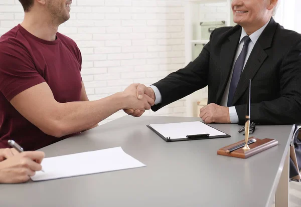 弁護士 Office クローズ アップでクライアントと握手 — ストック写真