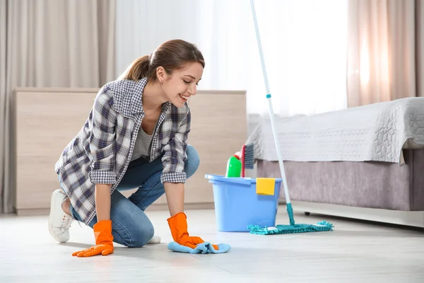Jovem Mulher Lavando Chão Com Pano Detergente Quarto Serviço Limpeza — Fotografia de Stock