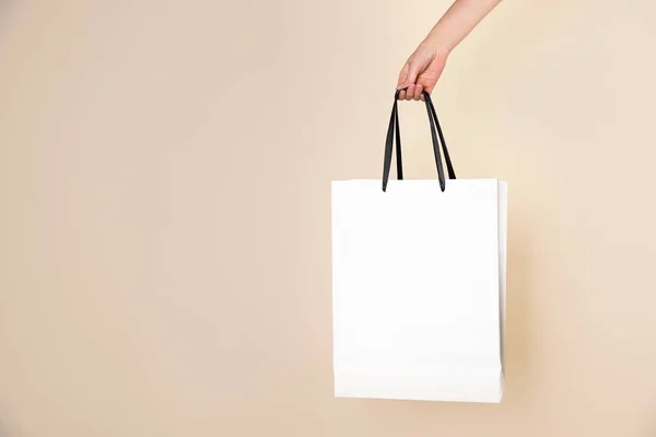 妇女拿着纸购物袋在颜色背景 模拟设计 — 图库照片