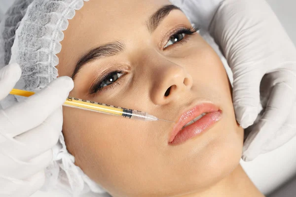 Jonge Vrouw Krijgen Lippen Injectie Kliniek Close Cosmetische Chirurgie — Stockfoto