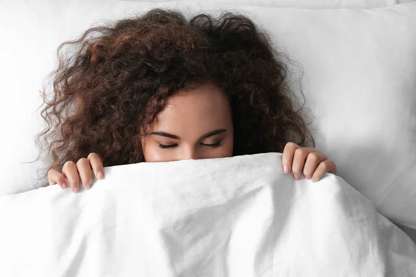Joven Mujer Afroamericana Durmiendo Sobre Una Almohada Suave Vista Superior — Foto de Stock