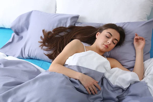 Mujer Joven Durmiendo Sobre Una Almohada Suave Hora Dormir —  Fotos de Stock