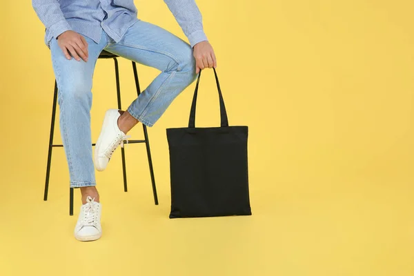 Giovane Uomo Possesso Borsa Tessile Sfondo Colore Primo Piano Mockup — Foto Stock