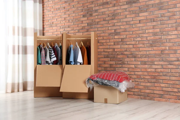 Armoire Boîtes Avec Des Vêtements Contre Mur Briques Intérieur Espace — Photo