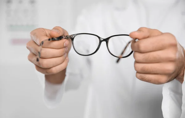 Oftalmologista Masculino Ajudando Mulher Escolher Óculos Clínica Close — Fotografia de Stock