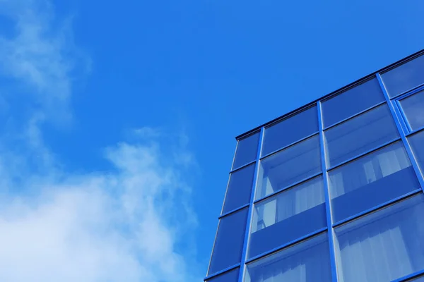 Edifício Escritórios Moderno Com Janelas Coloridas Contra Céu Azul — Fotografia de Stock