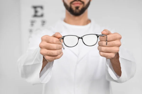 Αρσενικό Οφθαλμίατρο Γυαλιά Κλινική Κοντινό Πλάνο — Φωτογραφία Αρχείου