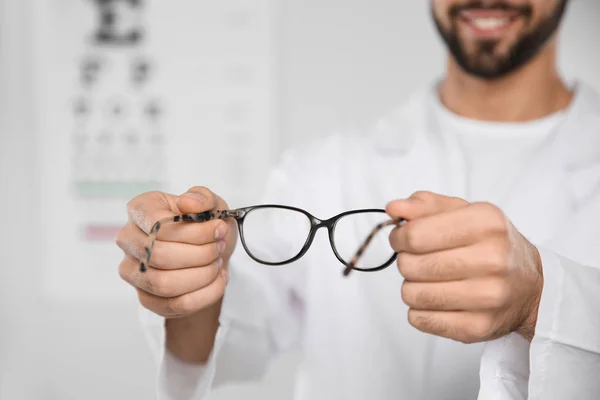 Mężczyzna Okulista Okularów Klinice Zbliżenie — Zdjęcie stockowe