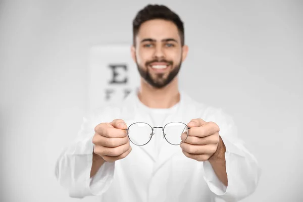 Αρσενικό Οφθαλμίατρο Γυαλιά Κλινική Κοντινό Πλάνο — Φωτογραφία Αρχείου