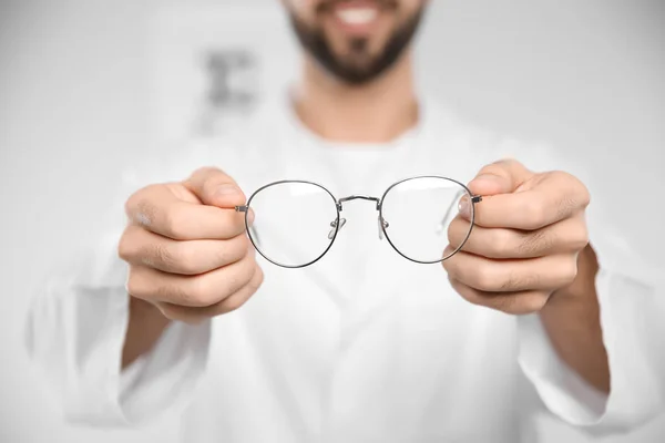 Oftalmólogo Masculino Con Anteojos Clínica Primer Plano — Foto de Stock