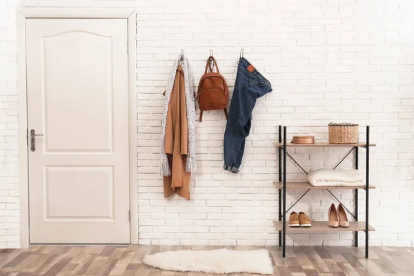 Stijlvolle Hal Interieur Met Deur Kleren Opknoping Bakstenen Muur — Stockfoto