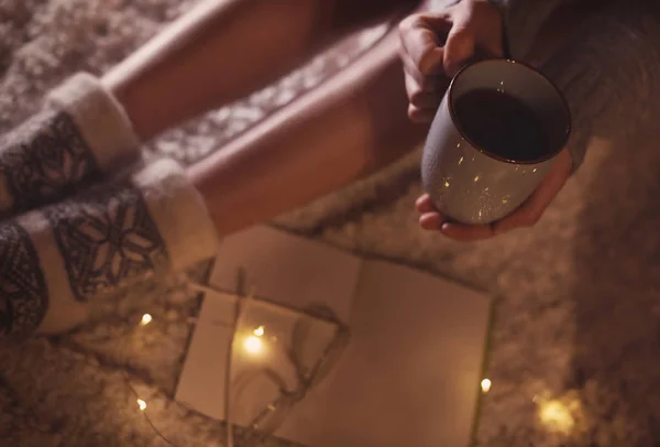 Mujer Con Taza Bebida Caliente Libro Casa Noche Invierno Primer —  Fotos de Stock