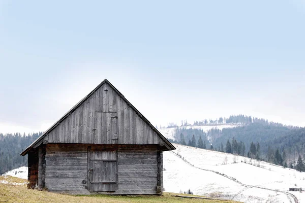 Prachtige Winterlandschap Met Houten Gebouw Bos Besneeuwde Heuvel — Stockfoto